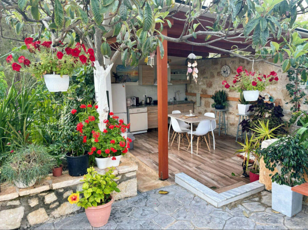 View of the garden and coffee area at an Airbnb in Himarë