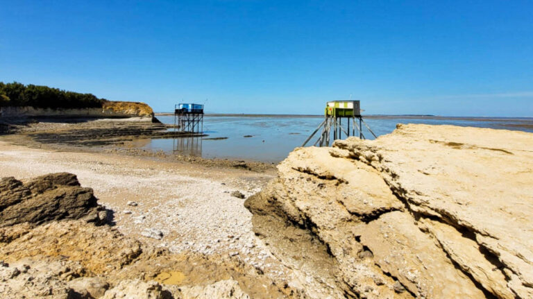 Panoramic view of the cliffs and pebbly shoreline around Île Madame