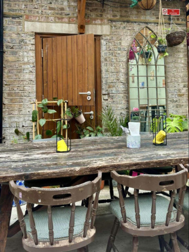View of the outdoor dining at Mabelle’s