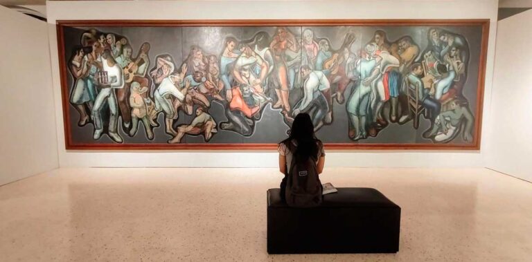 The author admiring a painting inside Museo de Arte