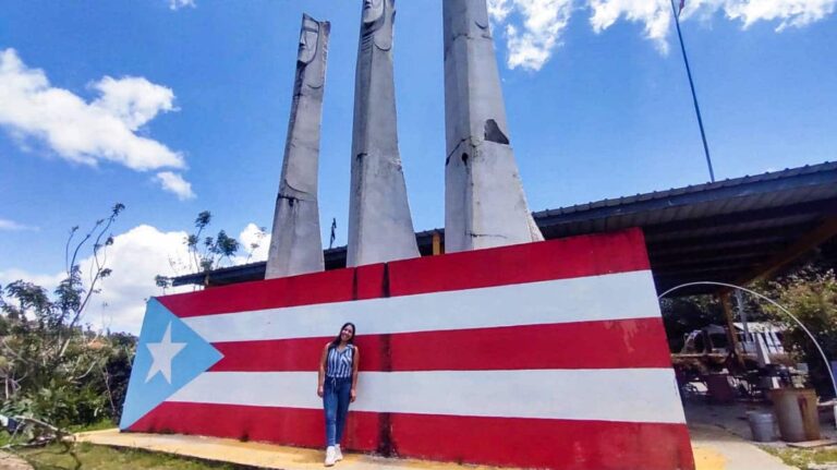 The author Vanessa Ramos, posing below the Los Tres Reyes