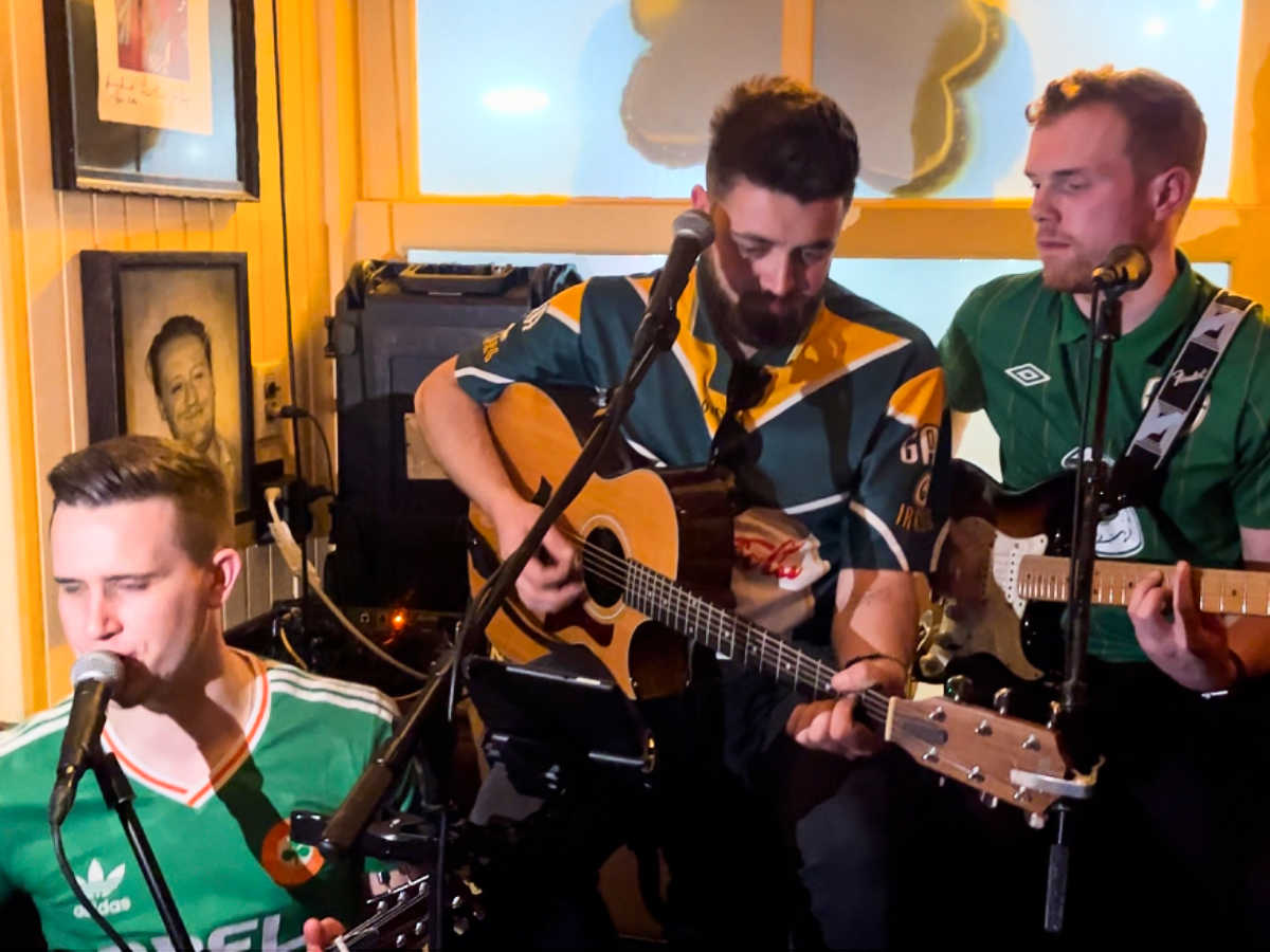 A band performing inside The Dead Rabbit