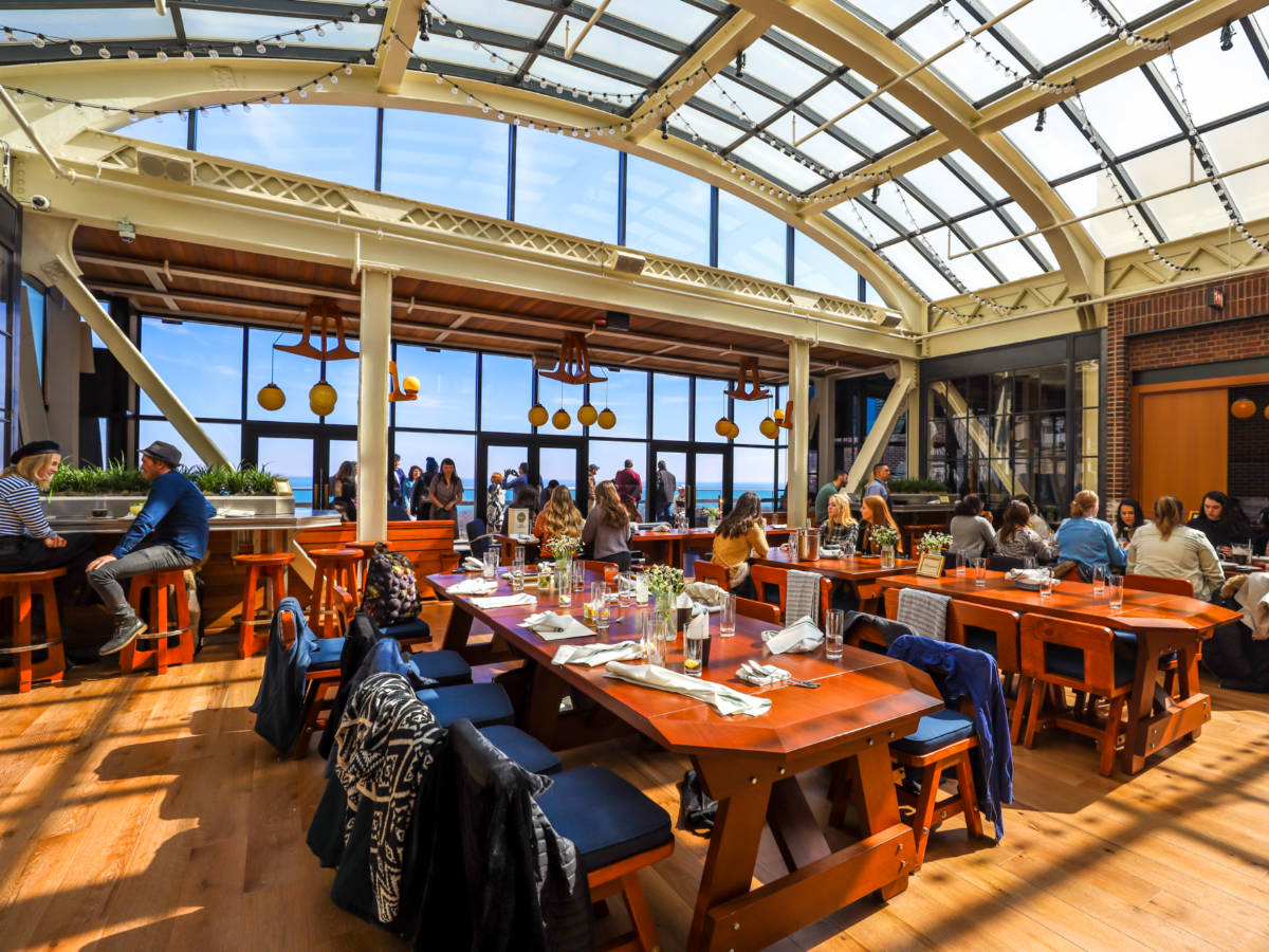 People dining at Cindy's Rooftop Restaurant at Chicago Athletic Association Hotel