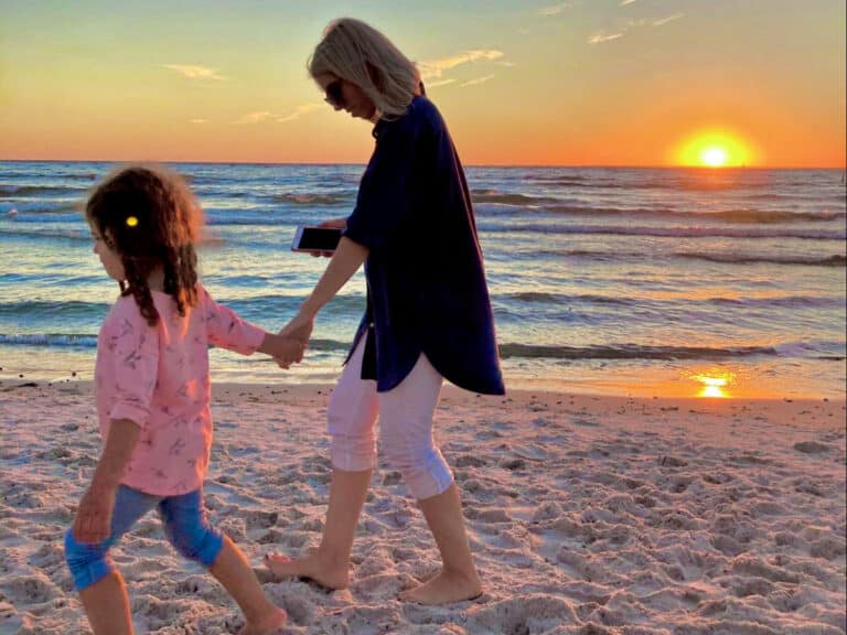The author Claudicet Peña and her daughter, on a sunset beach walk