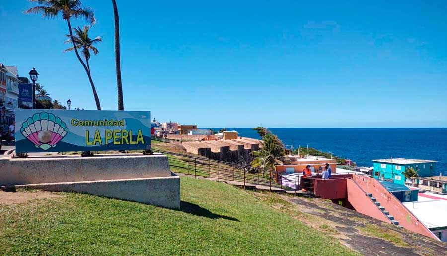 View of the Comunidad La Perla and its signage