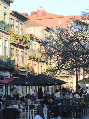 View of the crowd dining at the Porto courtyard