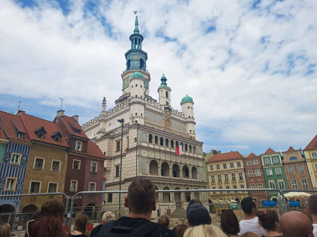 The crowd admiring the buildings at Poznań Town Hall