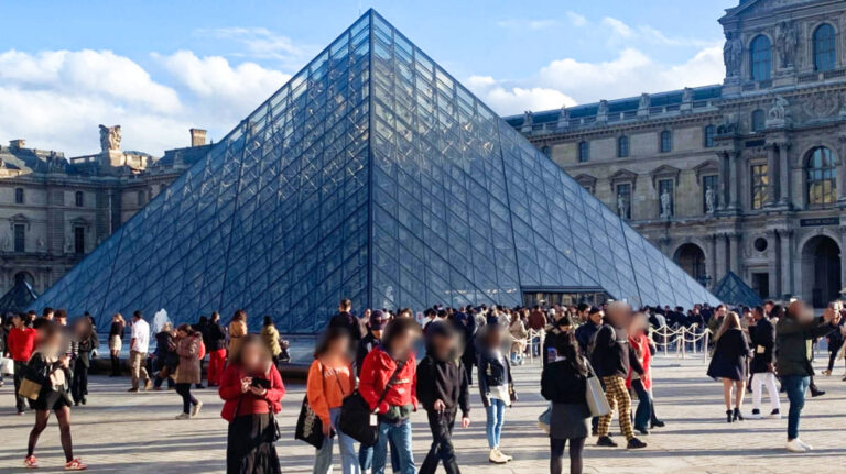 View of the crowd wandering at the entrance to the Louvre Museum