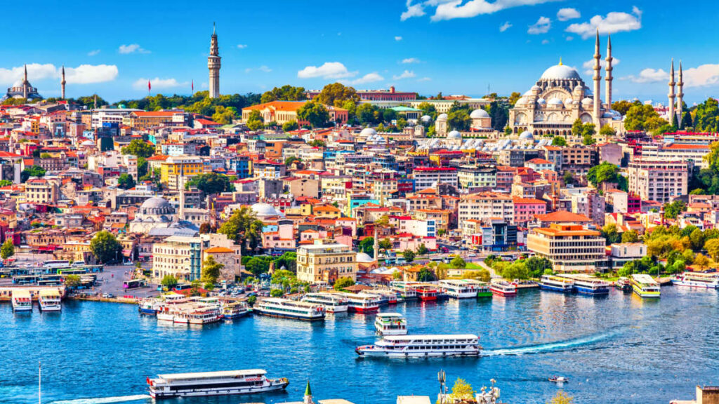 Aerial view of the vibrant cityscape of Istanbul, Türkiye