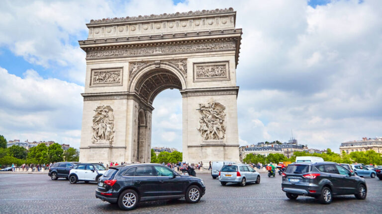 View of the vehicles driving around the Arc de Triomphe