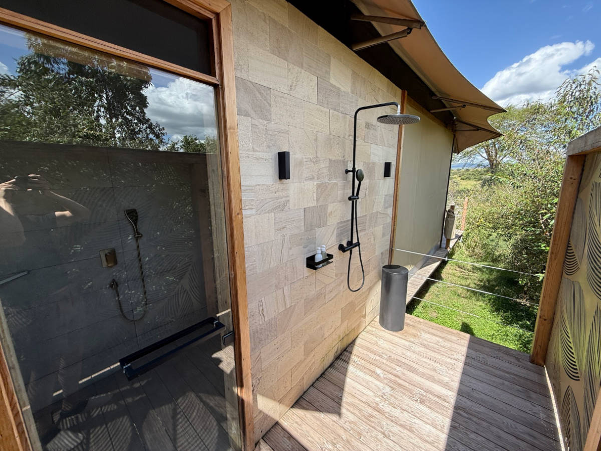 The dual indoor and outdoor showers in JW Masai Mara