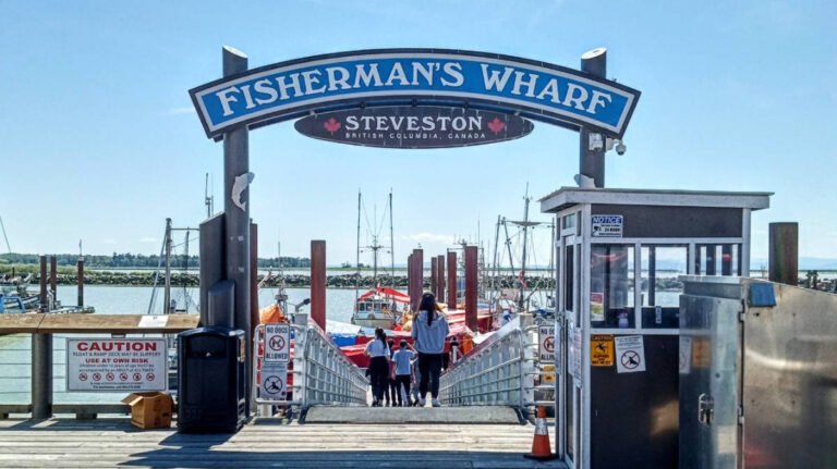 View of people and boats at the Fisherman’s Wharf