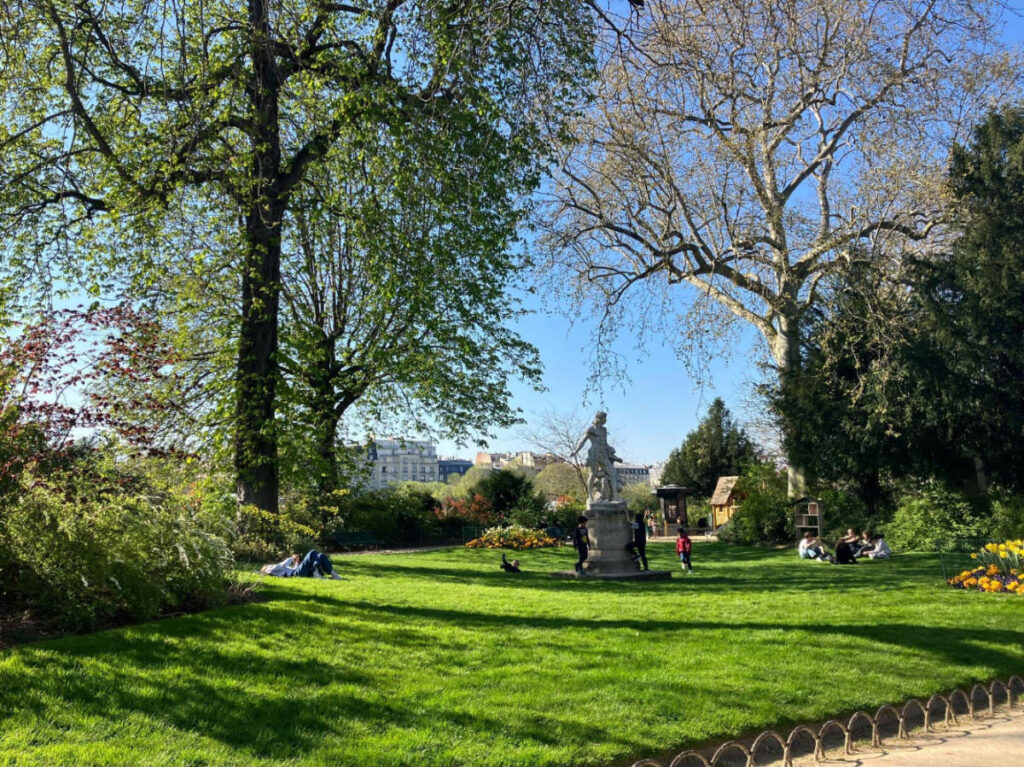 View of a garden during a sunny morning in 7th Arrondissement