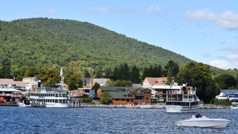 Panoramic view of the houses seen from the Lake George