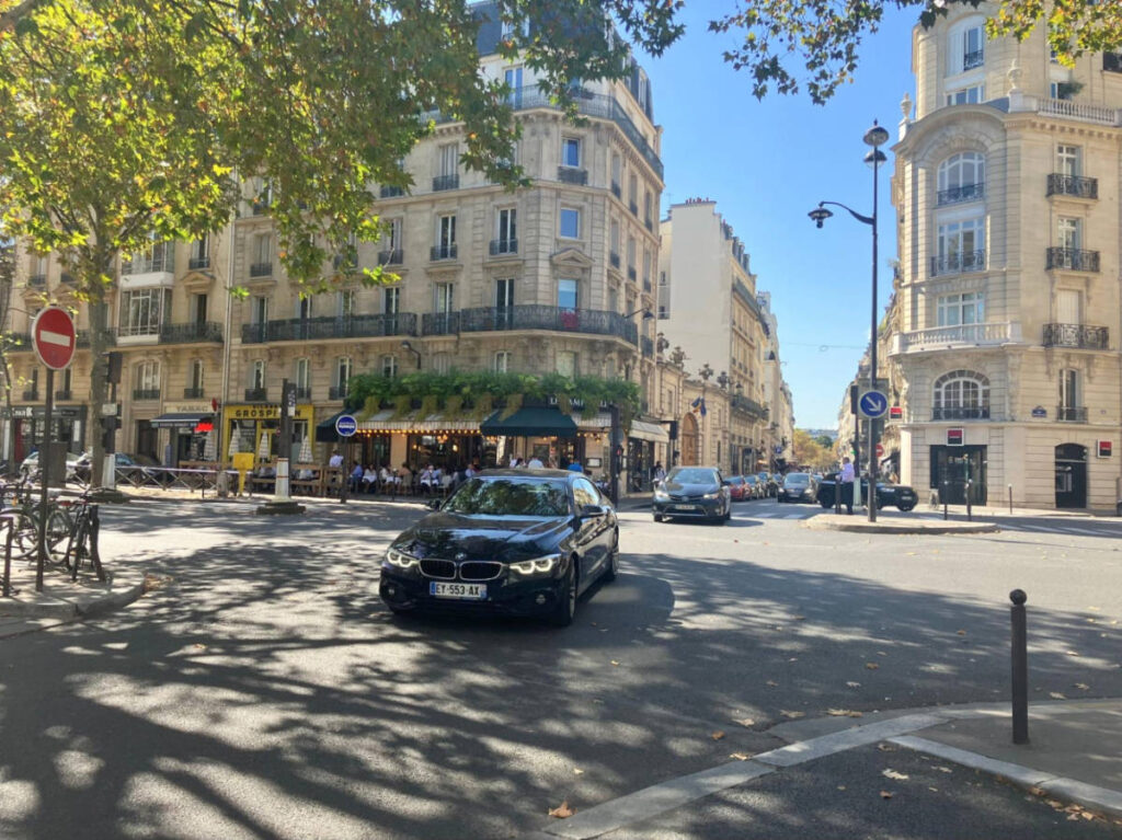 View of the cars at the intersection in the Gros-Caillou area