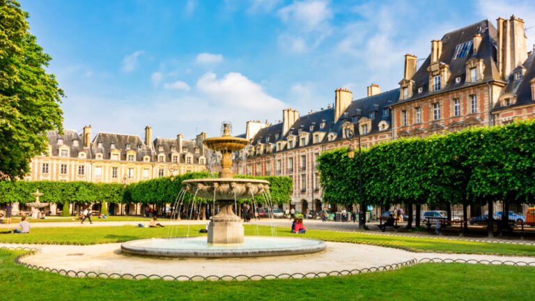 The fountain at the panoramic view of Place des Vosges