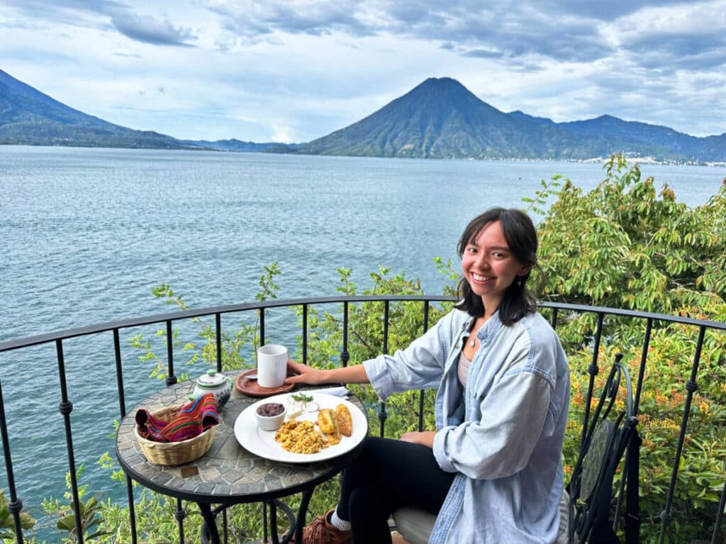 The author Lea Rose Allbaugh, having breakfast at the balcony of La Casa del Mundo