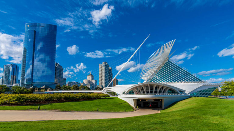 Blue sky over the Milwaukee Art Museum