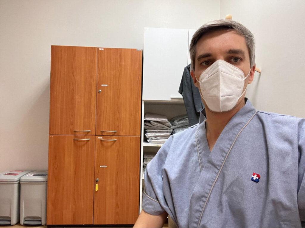 The author, Nate Hake with a mask in Bangkok Hospital
