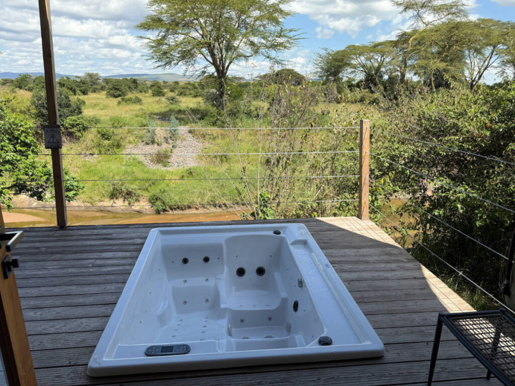 The outdoor jacuzzi with an overlooking view of the greenery