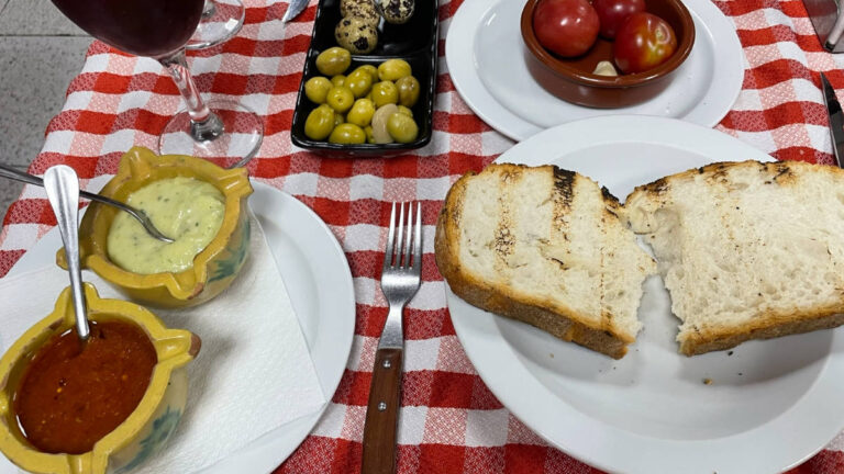 Plate of Pan con tomate and olives at Can Cargolet