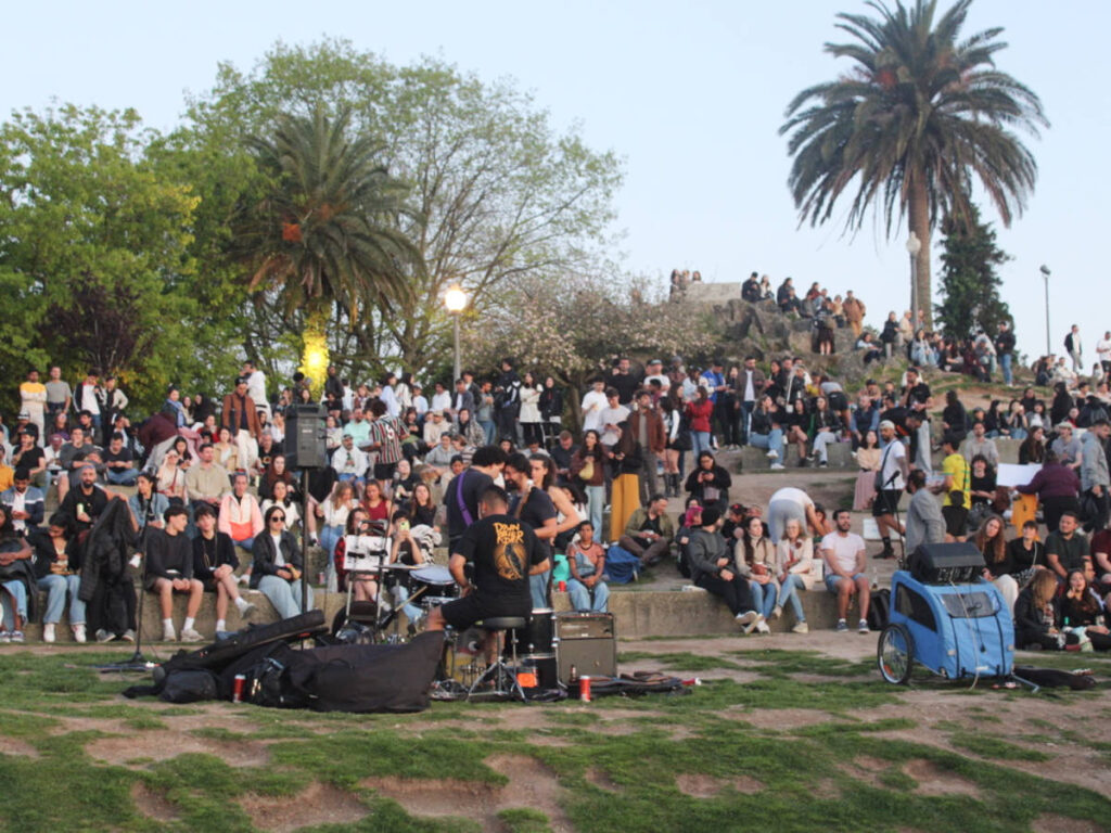 The 
People gathering at Jardim do Morro waiting for sunset