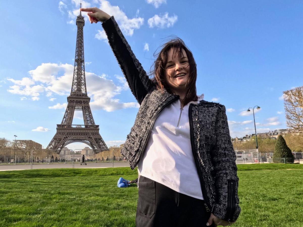 The author Rachel Kapelke-Dale taking a photo with the Eiffel Tower