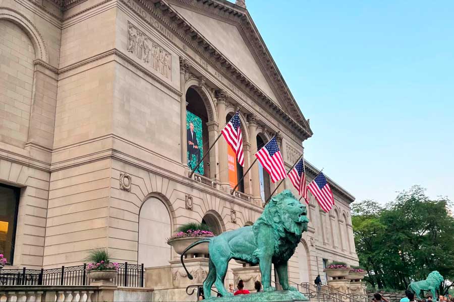 A lion statue on the entrance of The Art Institute