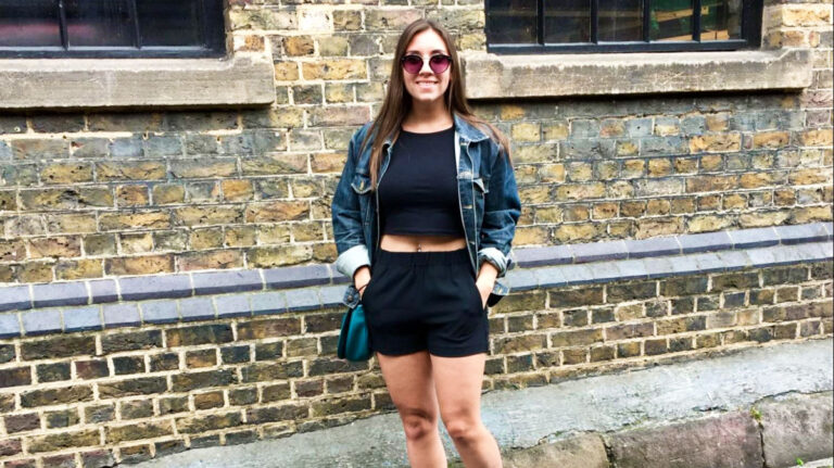 Travel Lemming author, Brooke Horrobin, posing with her comfy outfit