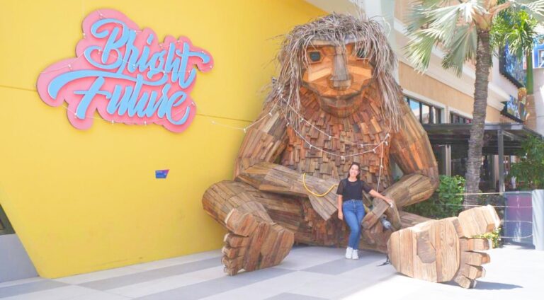 The author Vanessa in front of the Bright Future troll