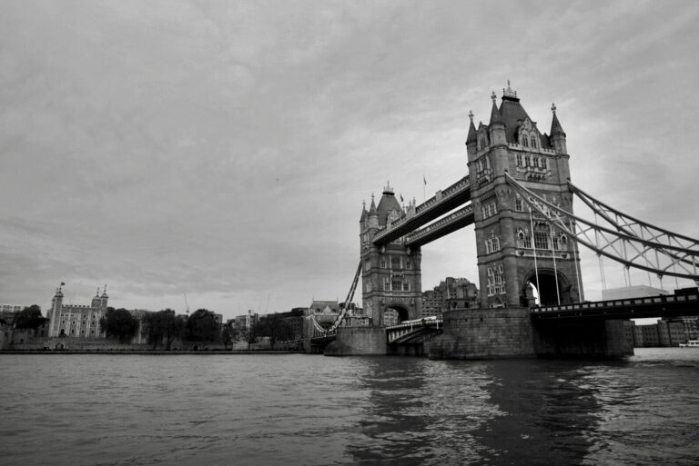 Black and white photo of the London bridge