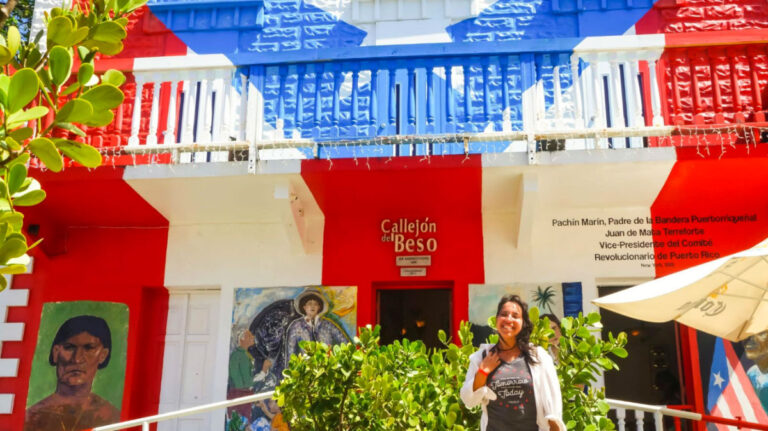 Travel Lemming author Vanessa smiling brightly outside the Callejón Del Beso