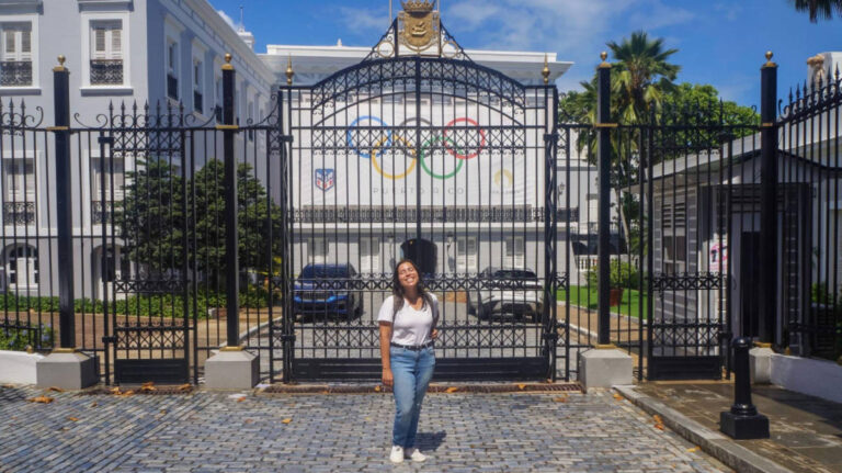 The author Vanessa Ramos smiling for a photo