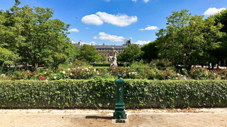 A statue in the middle of the garden in Paris